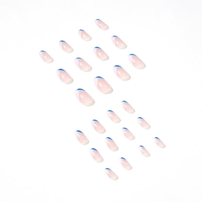 Kunstvolle Nagelkunst mit eleganten Spitzen und geometrischen Akzenten Brehn