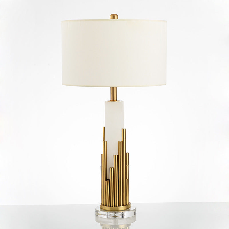 Moderne dekorative Tischlampe mit skulpturalem Messingdesign