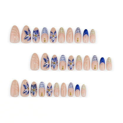 Elegantes Nagelkunst-Set mit Floralen Applikationen Brehn