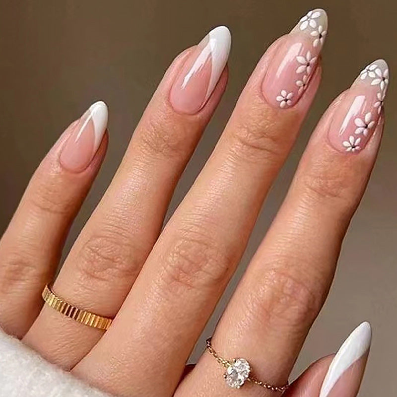 Kunstvolle Nagelspitzen mit floralen Akzenten Brehn
