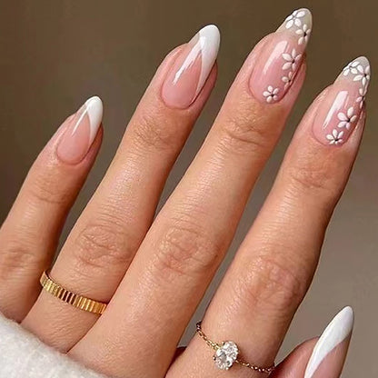 Kunstvolle Nagelspitzen mit floralen Akzenten Brehn