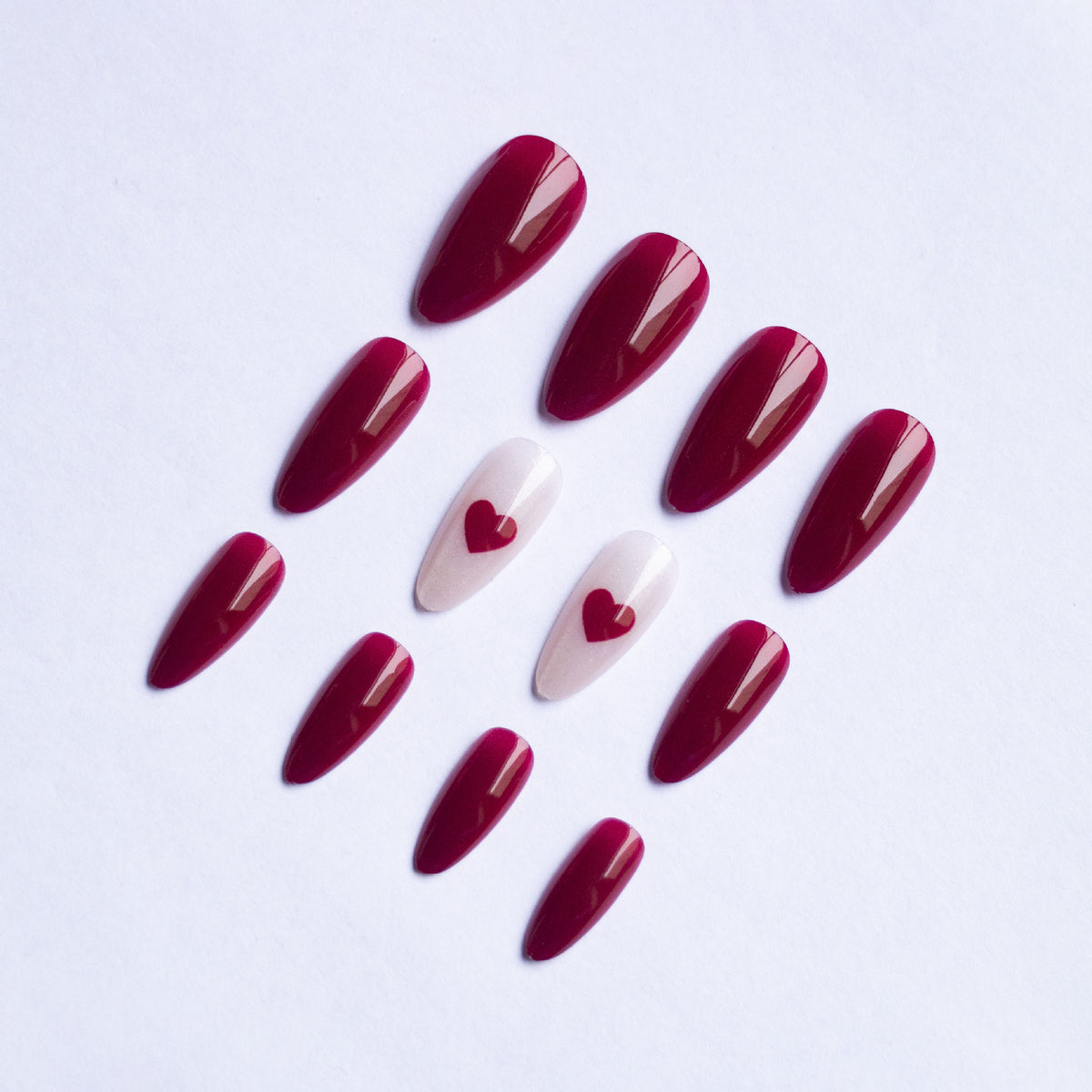 Herzverzierte Gel-Nagelkunst