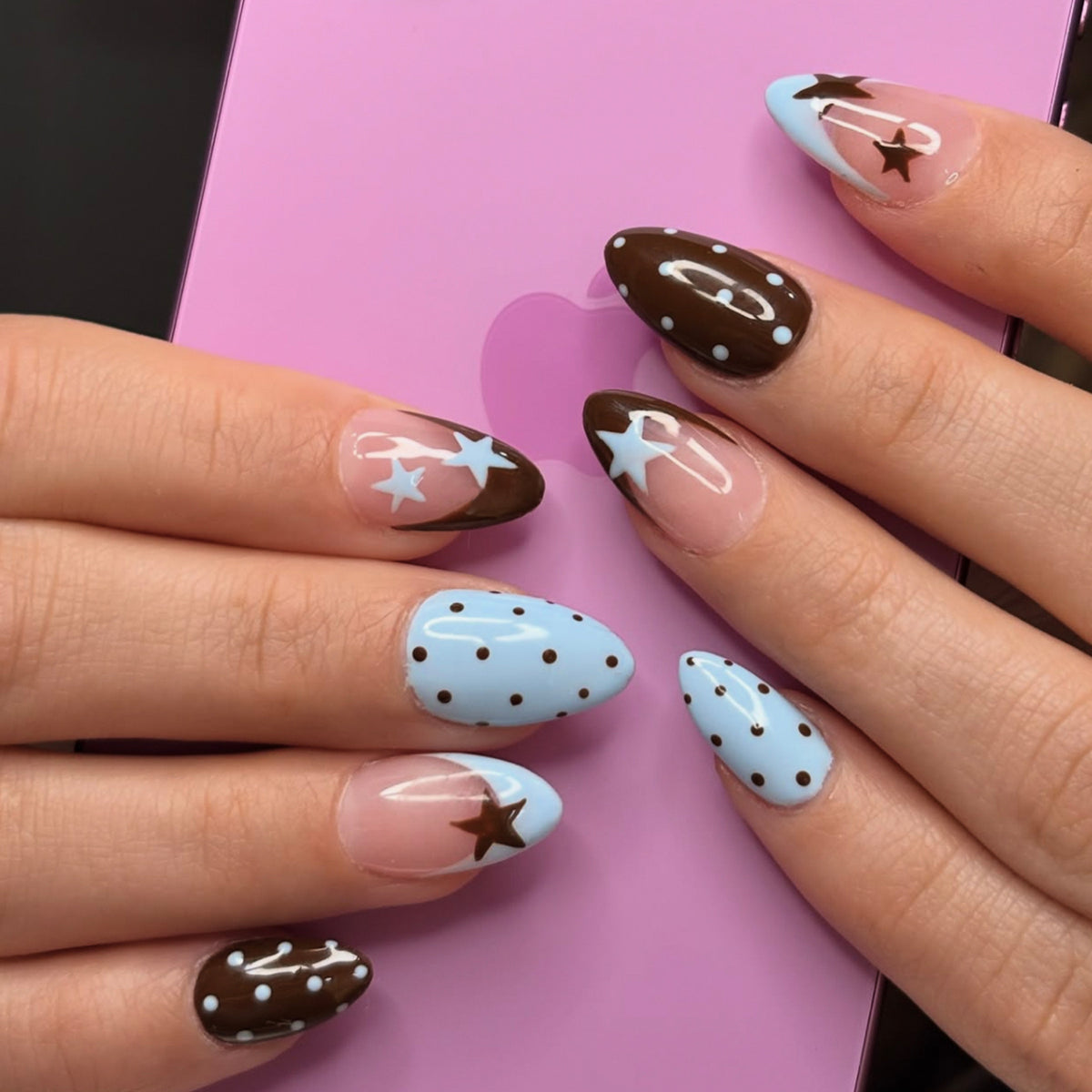 Kunstvolle Nagelverlängerungen mit modernem Sternen-Design Brehn