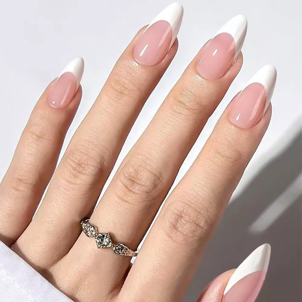 Kunstnagelset mit elegantem französischen Design und Gloss Effekt Brehn