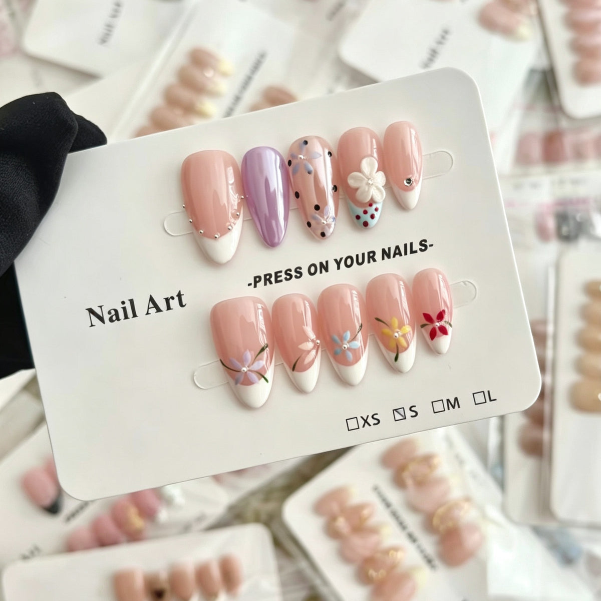 Dekoratives Handgefertigtes Press-On Nagelkunstset mit von Strand inspirierten Designs