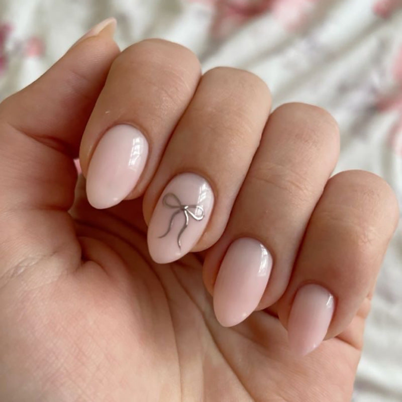 Künstliche Nagelkunst mit verspielten Punkten und Schleifen Brehn