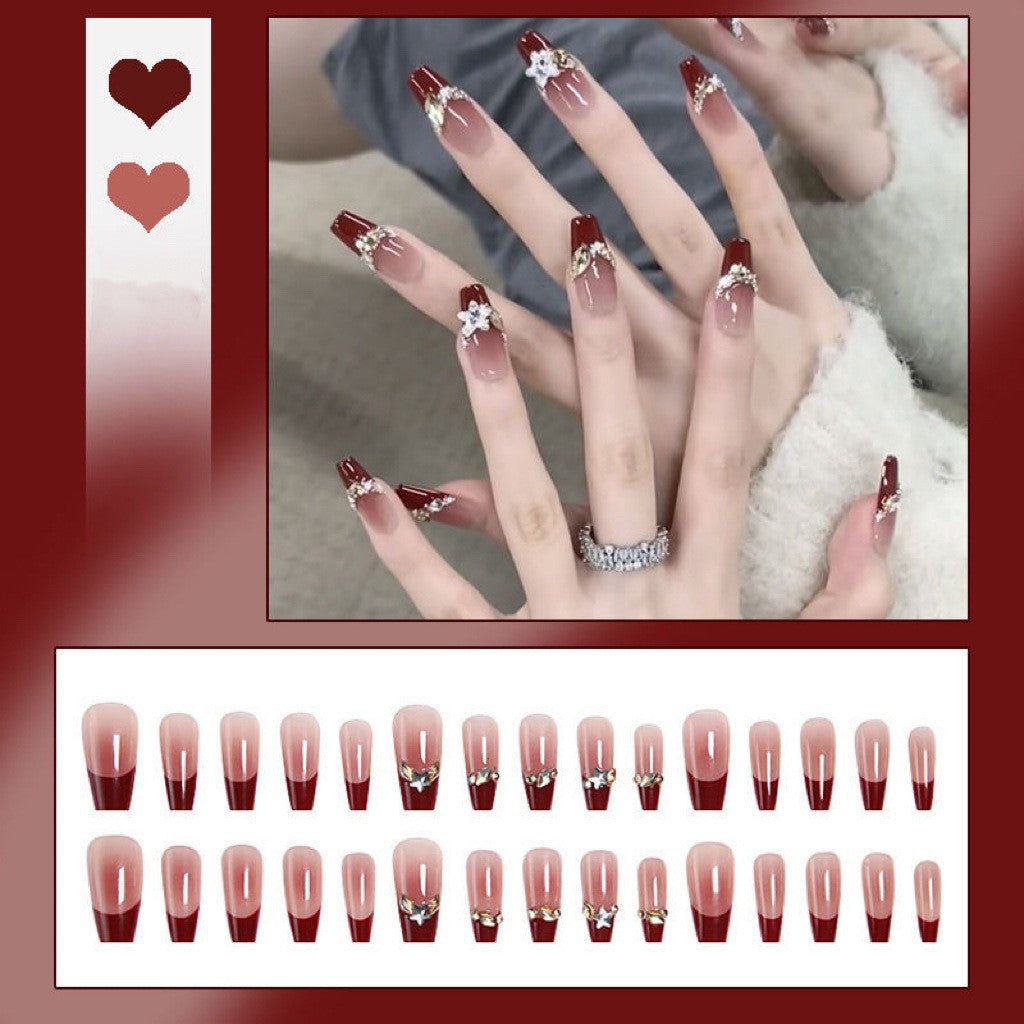 Glamouröse Nagelkunst mit Perlen und Glitzer Brehn