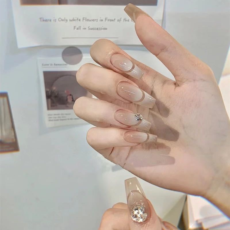 Glamouröse Kunstnägel mit eleganten Strassverzierungen Brehn