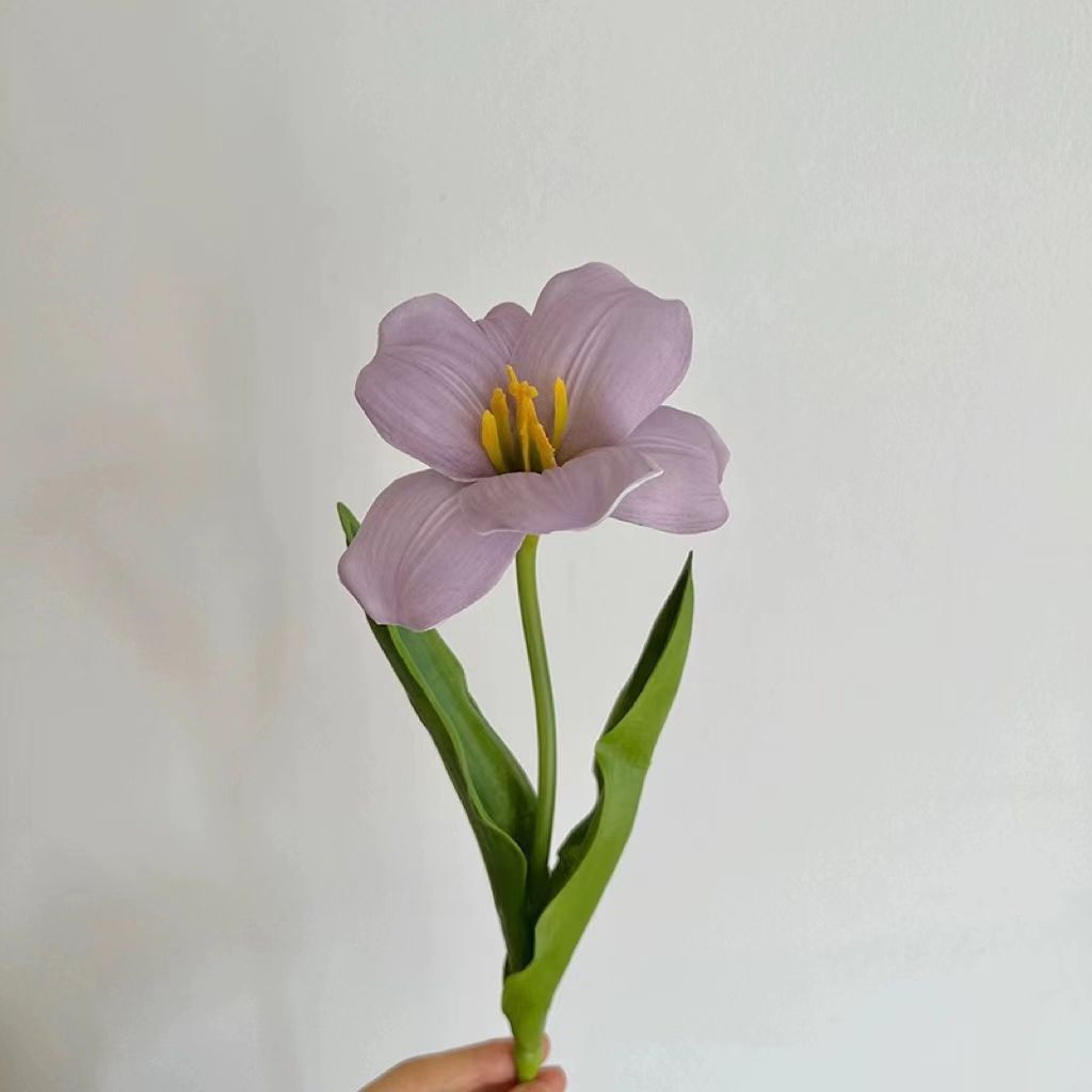 Realistischer Seidenblumenstrauß