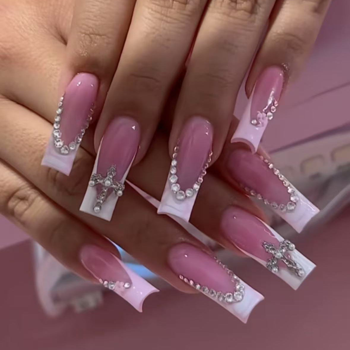 Kunstnagelset mit glamourösen Strassverzierungen und eleganten französischen Spitzen Brehn