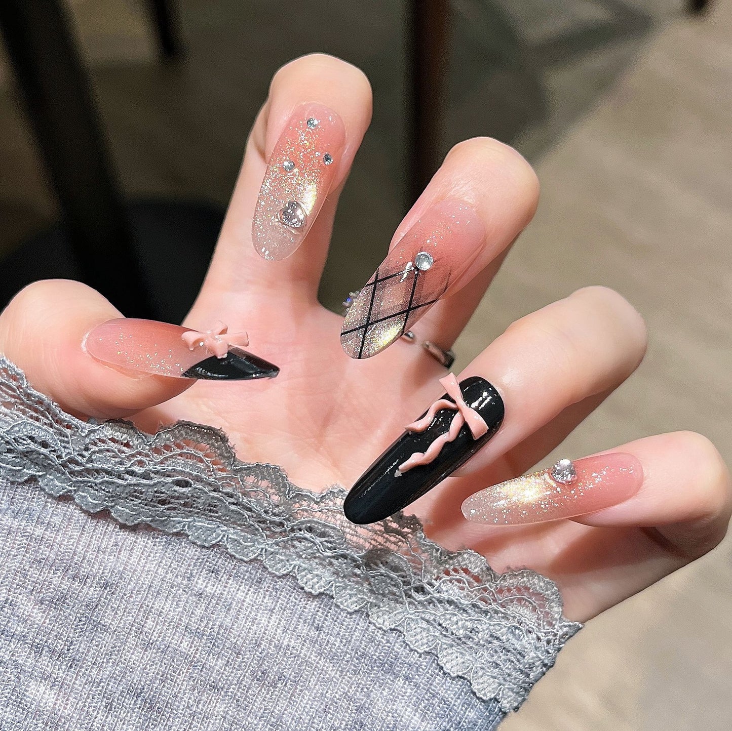 Künstlerisches Stiletto Press-On Nageldesign Brehn