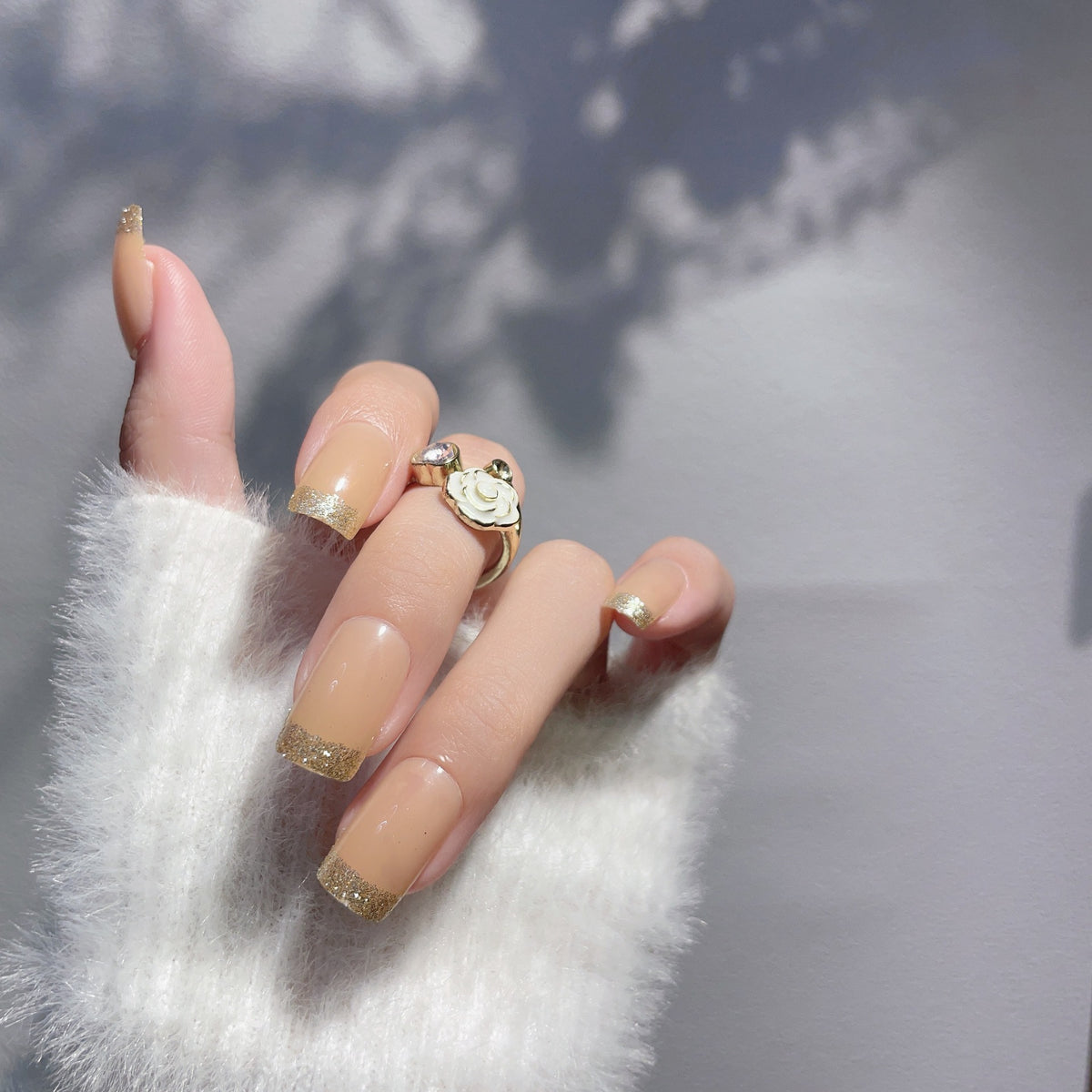Elegantes Set von French Tip Press-On Nägeln mit Glitzerakzenten