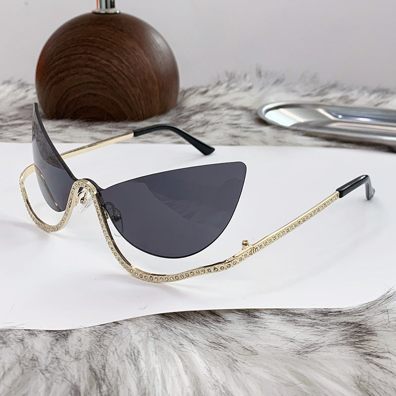 Damen extravagant geformte Cat-Eye Sonnenbrille mit funkelnden Applikationen Brehn