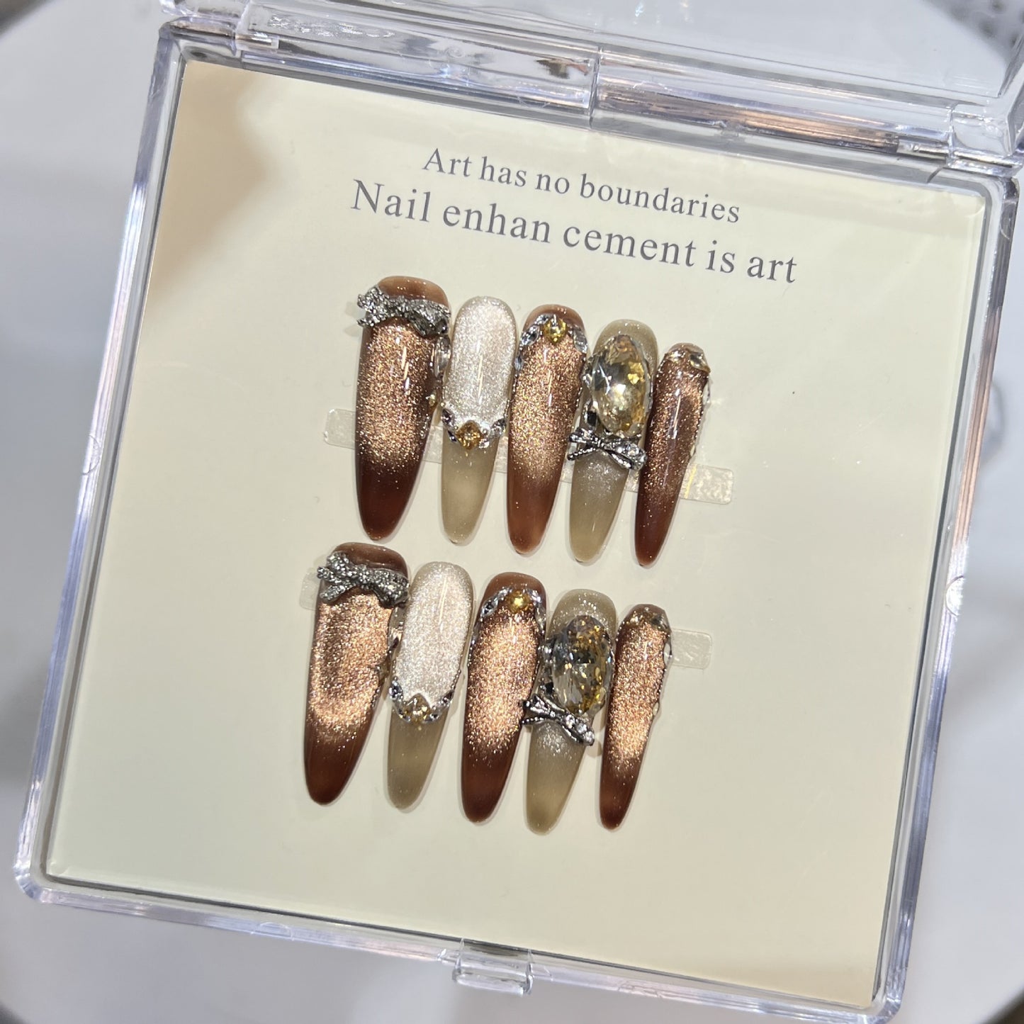 Künstlerisches Stiletto Press-On Nagelset mit Edelsteinakzenten Brehn