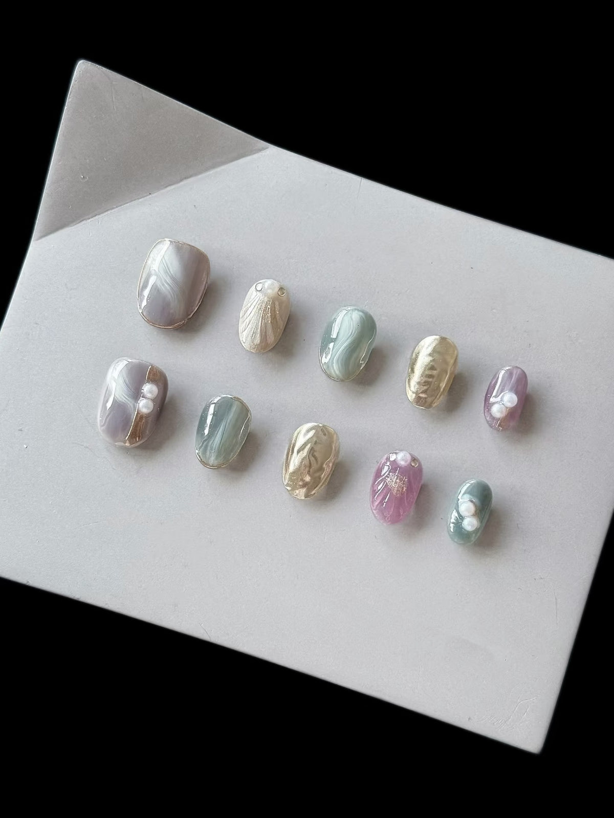 Künstlerisches Press-On-Nagelset mit natürlichen Marmor designs