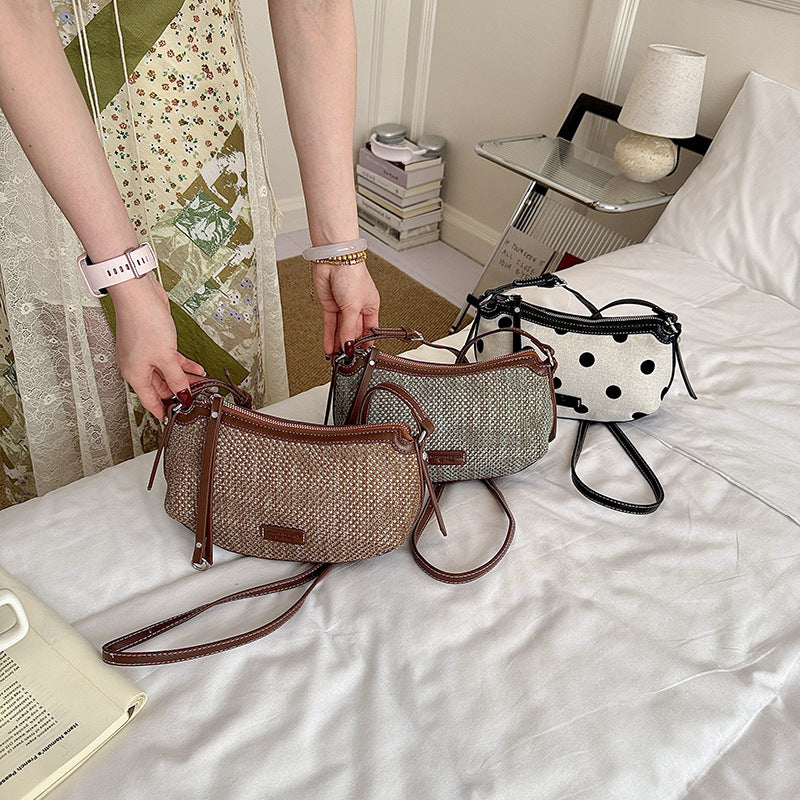 Trendige gepunktete Umhängeclutch