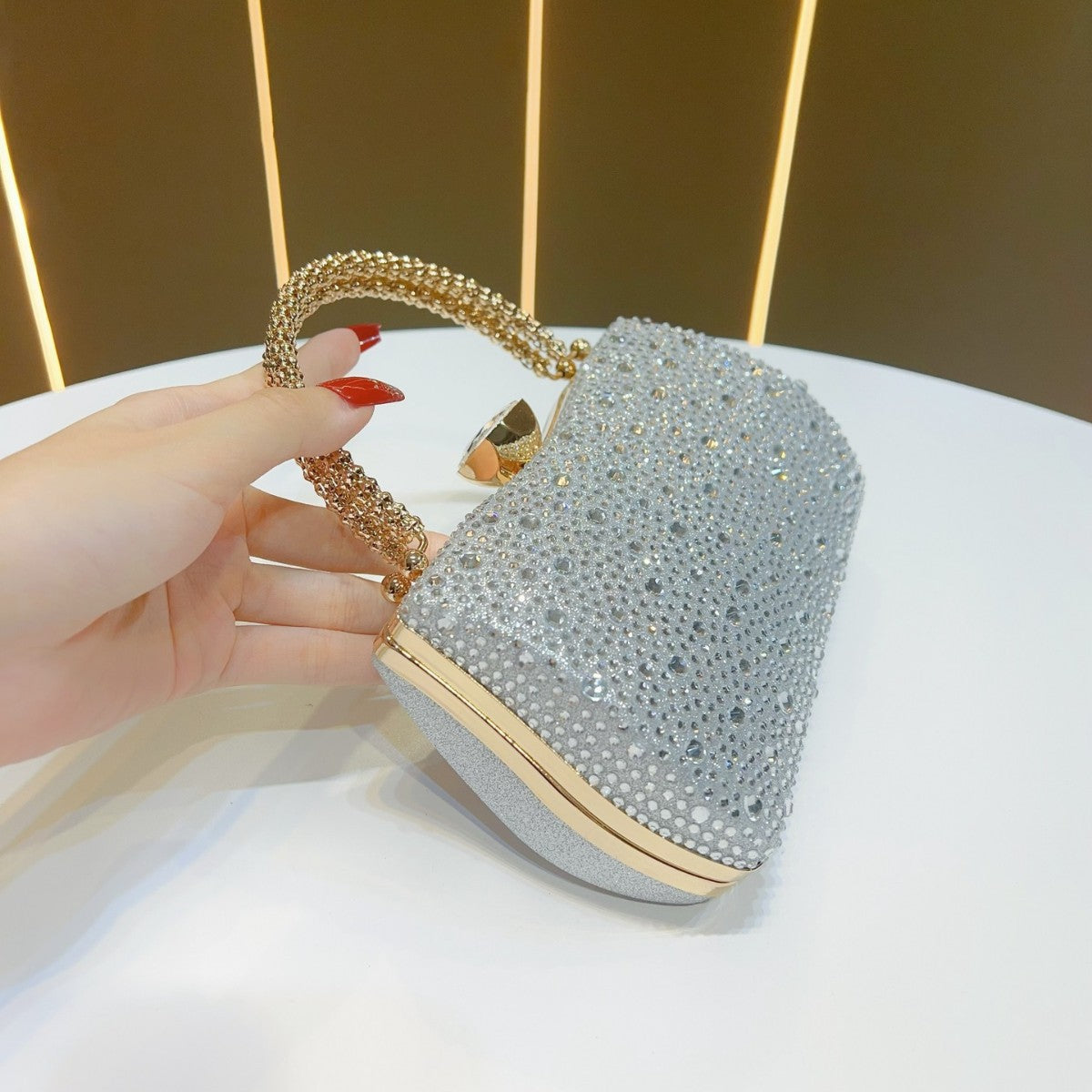 Elegante mit Strass verziertes Clutch