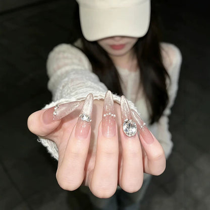 Künstlerische Stiletto-Nagelverlängerungen mit Edelsteinakzenten