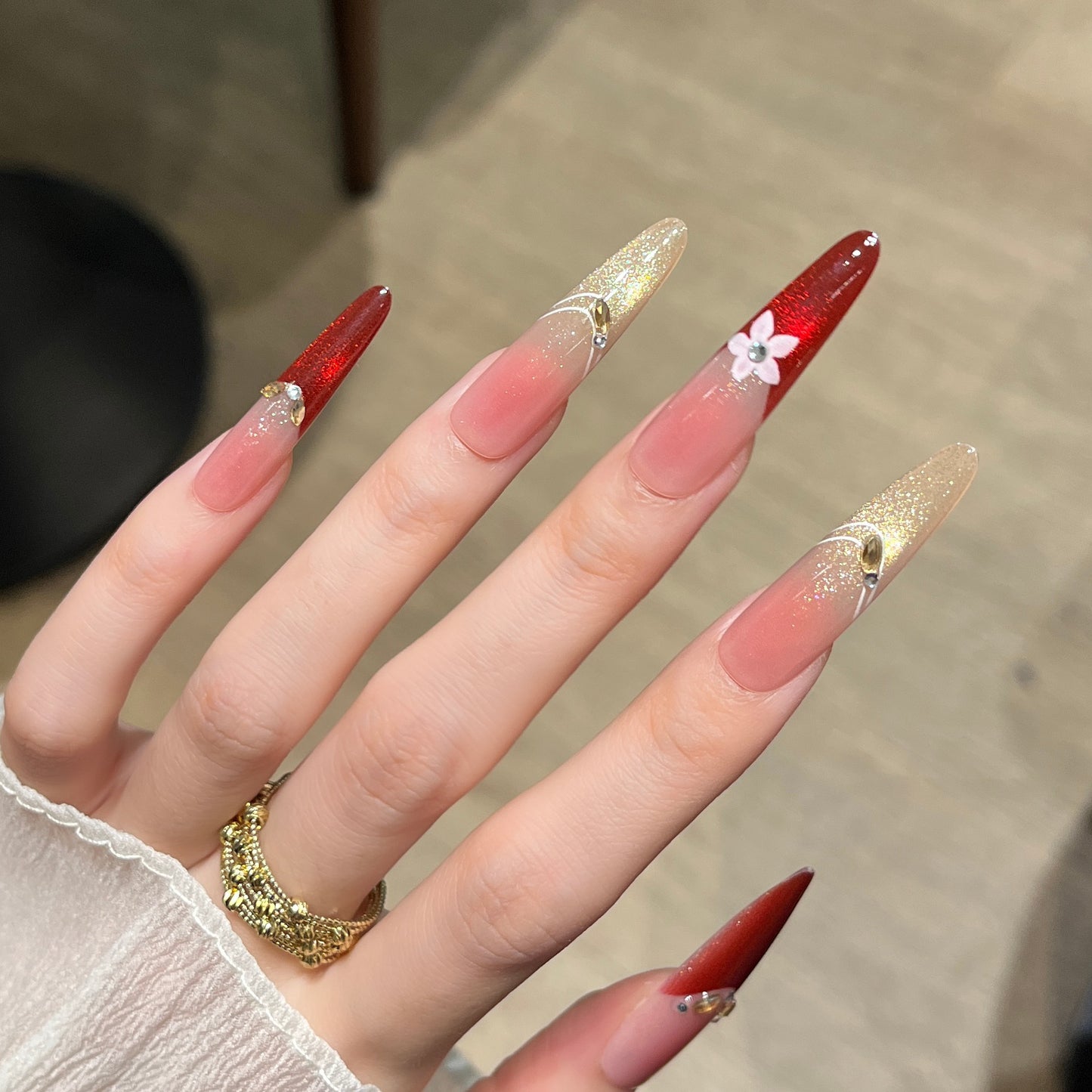 Dekorative Lange Stiletto Press-On Nagelkunst Brehn