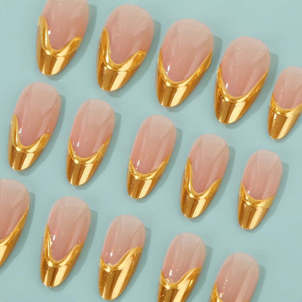 Kunstnägel mit elegantem Goldakzent Brehn
