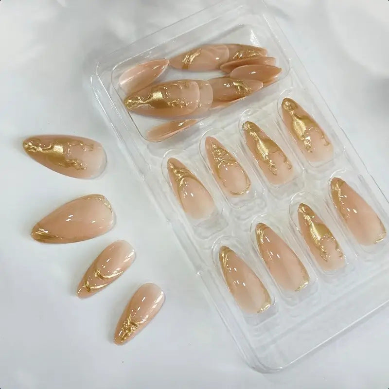 Elegante Stiletto-Nagelverzierungen mit goldenen Akzentdetails Brehn