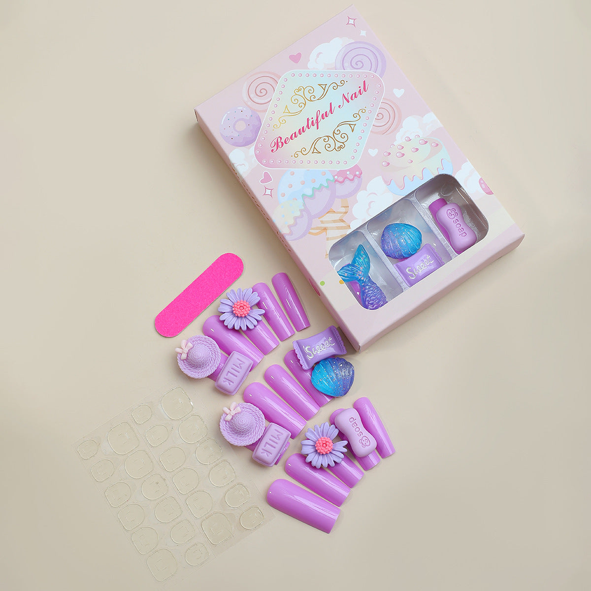 Dekoratives Nagelkunst-Set mit floralen und Juwelenakzenten Brehn
