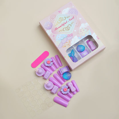 Dekoratives Nagelkunst-Set mit floralen und Juwelenakzenten Brehn