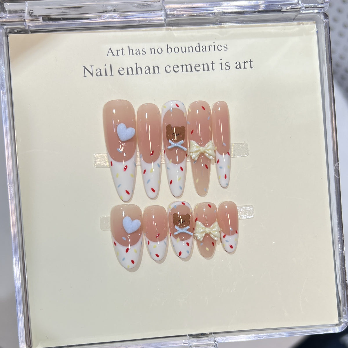 Dekorativer Stiletto Press-On Nagelkunstset mit süßen Charakterakzenten Brehn