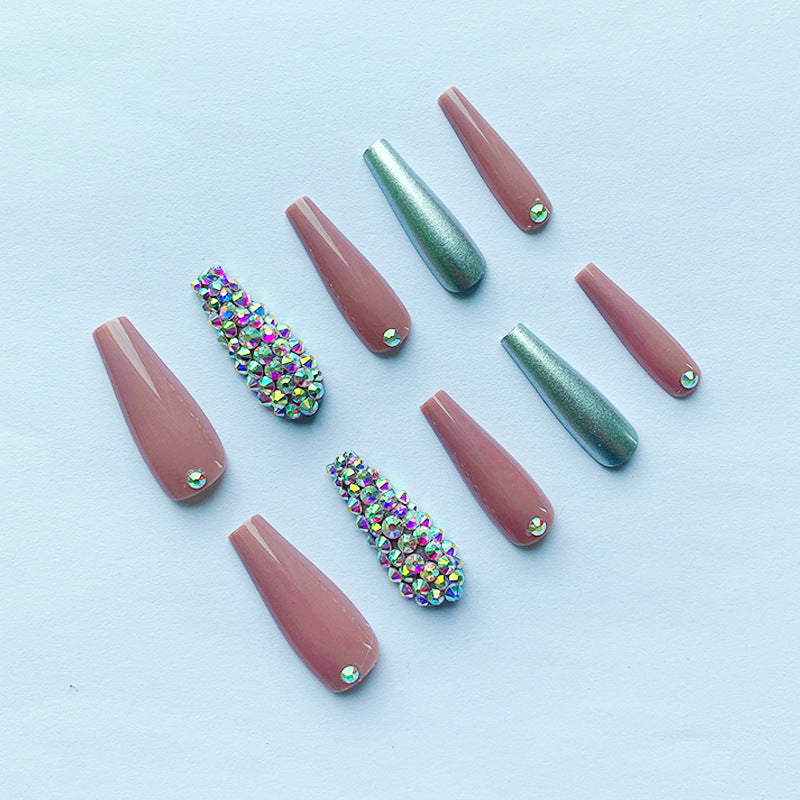 Glamouröse mit Strass akzentuierte Nagelerweiterungen