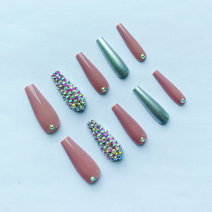 Glamouröse mit Strass akzentuierte Nagelerweiterungen