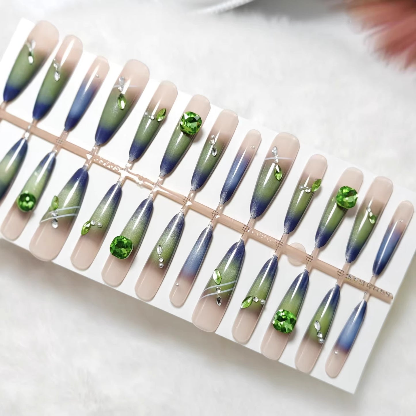 Kunstnägel mit elegantem Farbverlauf und Glitzerakzenten Brehn
