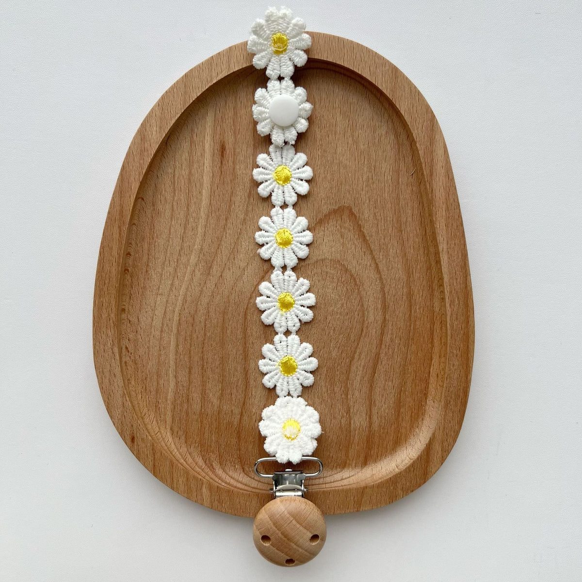 Handgemachter gehäkelter Gänseblümchen-Schnullerclip mit Holz-Sicherheitsklemme