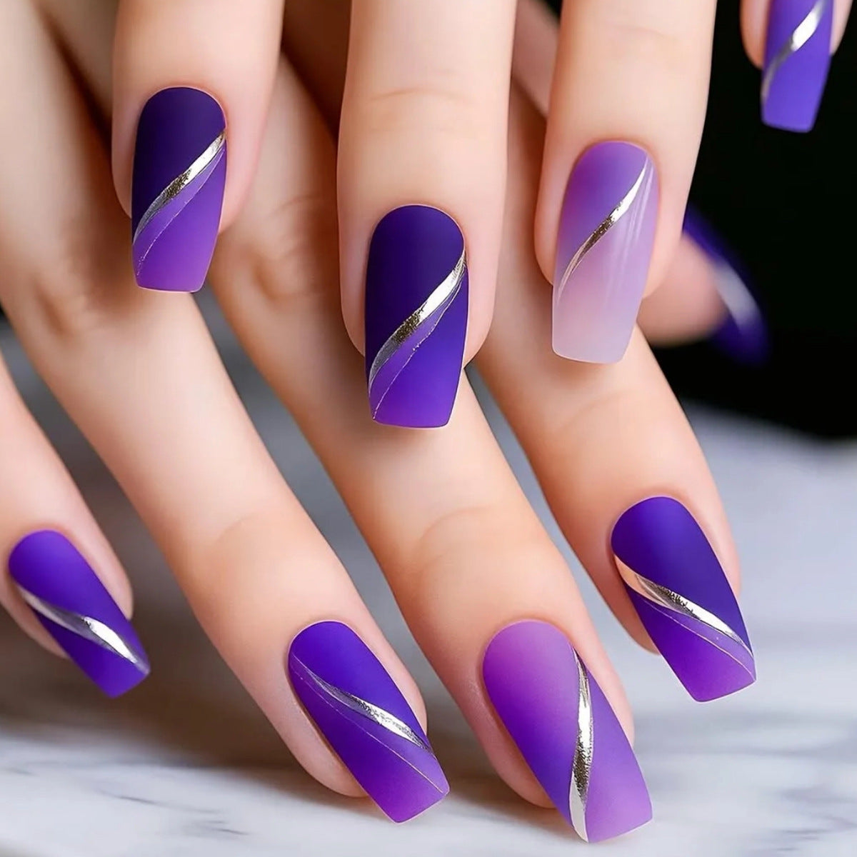 Stylische Matte-Finish-Nagelkunstverlängerungen Brehn