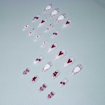 Künstlerisches Herz und Kirsche Nagelkunst