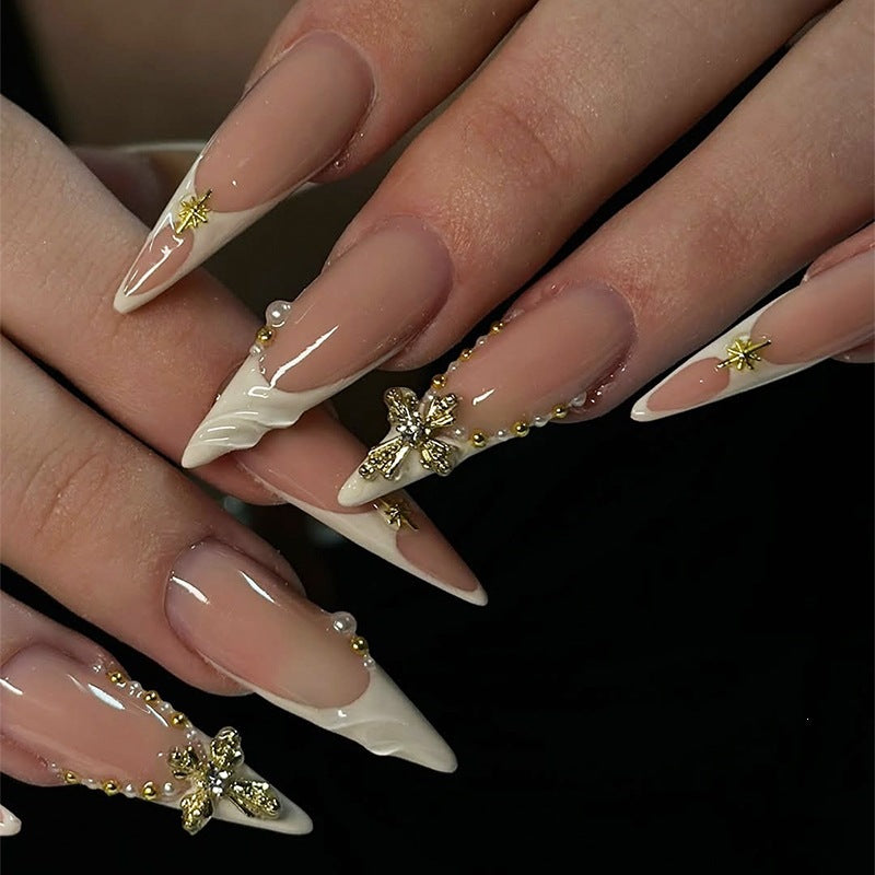 Elegantes künstliches Nagelset mit einzigartigen Verzierungen Brehn
