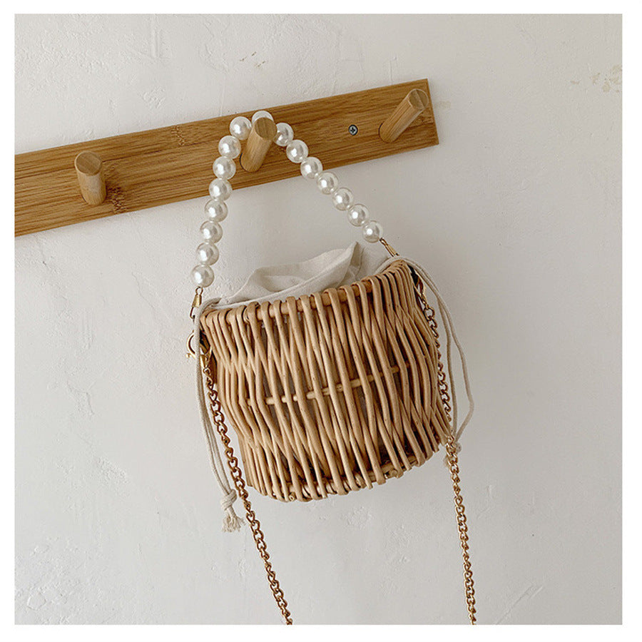Damen Handtasche mit elegantem Perlengriff und geflochtenem Design Brehn