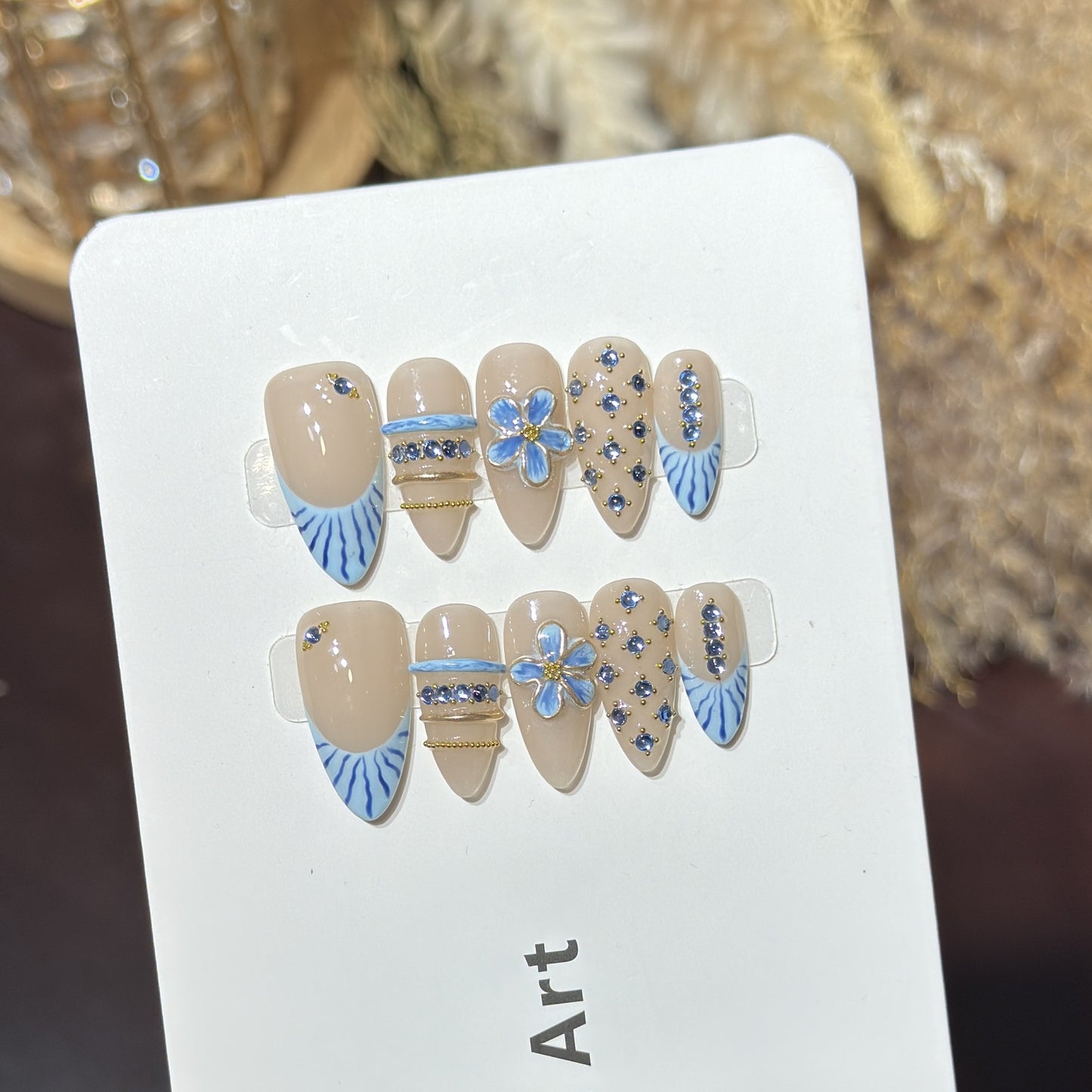Dekoratives Nagelkunst-Set mit floralem und gemstone Akzent Brehn