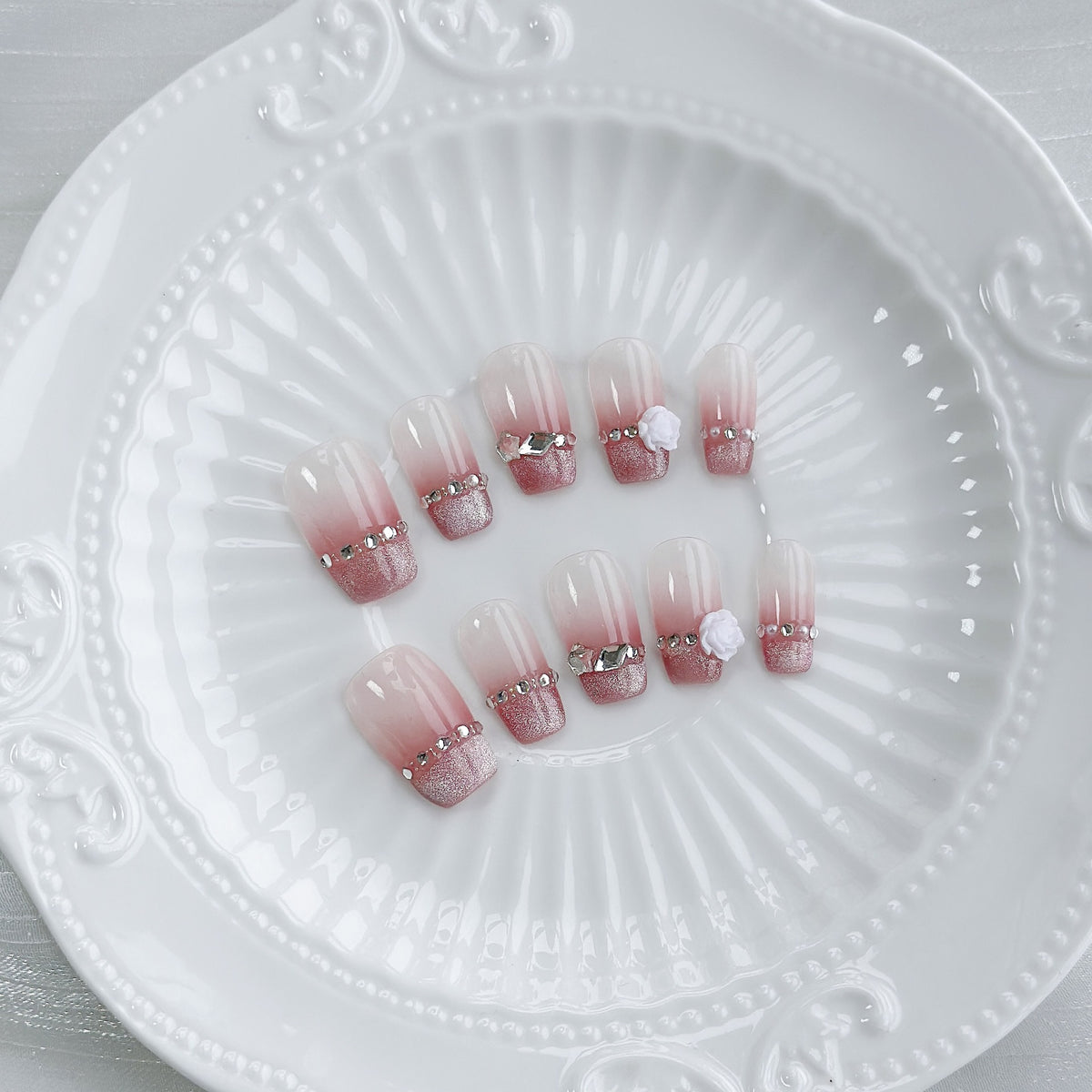 Dekoratives Press-On Nagelkunst-Set mit eleganten floralen Akzenten