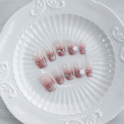 Dekoratives Press-On Nagelkunst-Set mit eleganten floralen Akzenten