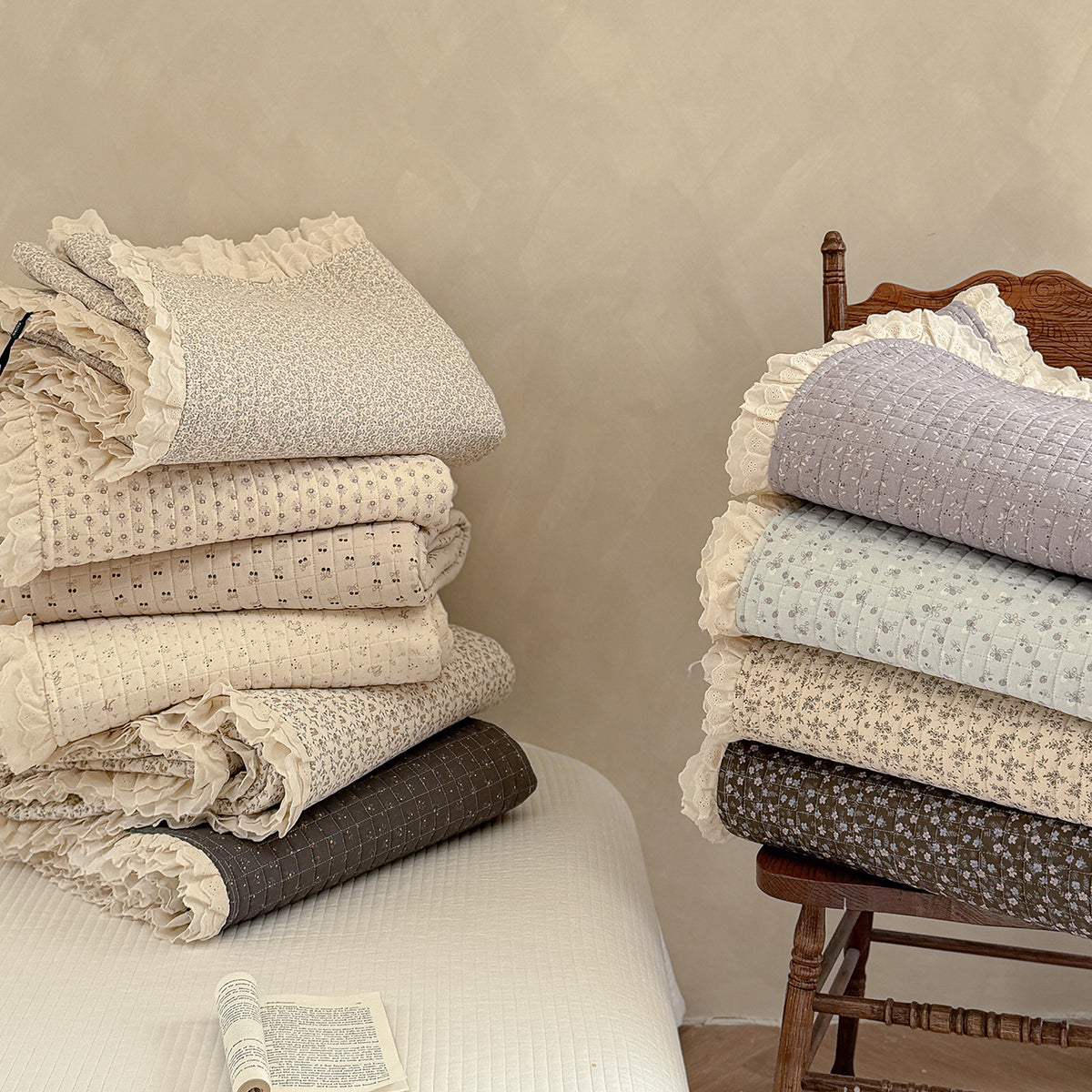 Gepolstertes Blumiges Rüschen-Bettwäsche-Set mit Ösen-Spitzenbesatz