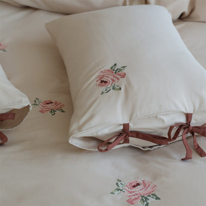 Gesticktes Bettwäsche-Set aus Baumwollsatin mit Rosenstickerei und Schleifenverschluss