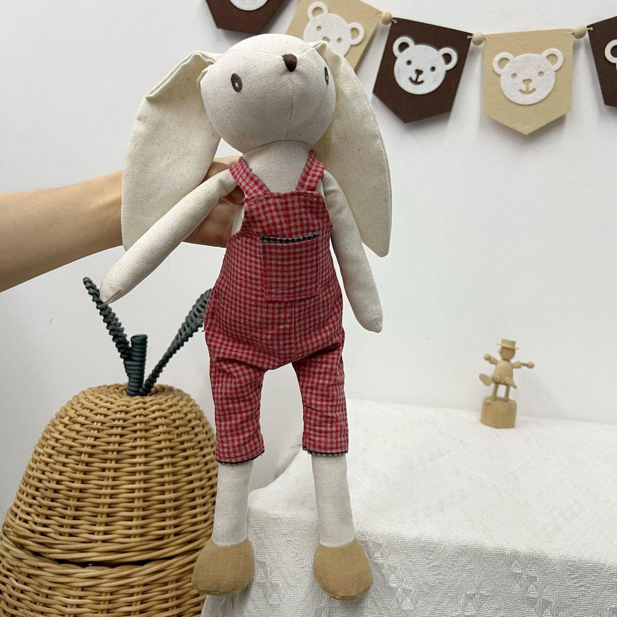 Plüsch-Leinen-Hasenpuppe mit langen Ohren, Fliege und abnehmbaren karierten Latzhosen