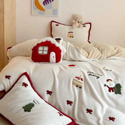Kuschelige Wendbare Bettgarnitur aus Teddyfleece mit gestickten Motiven und dekorativer Paspel