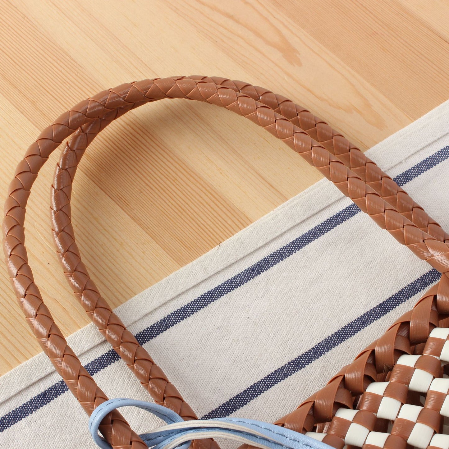 Kreative Basttasche mit Verspieltem Elefantenschmuck Brehn