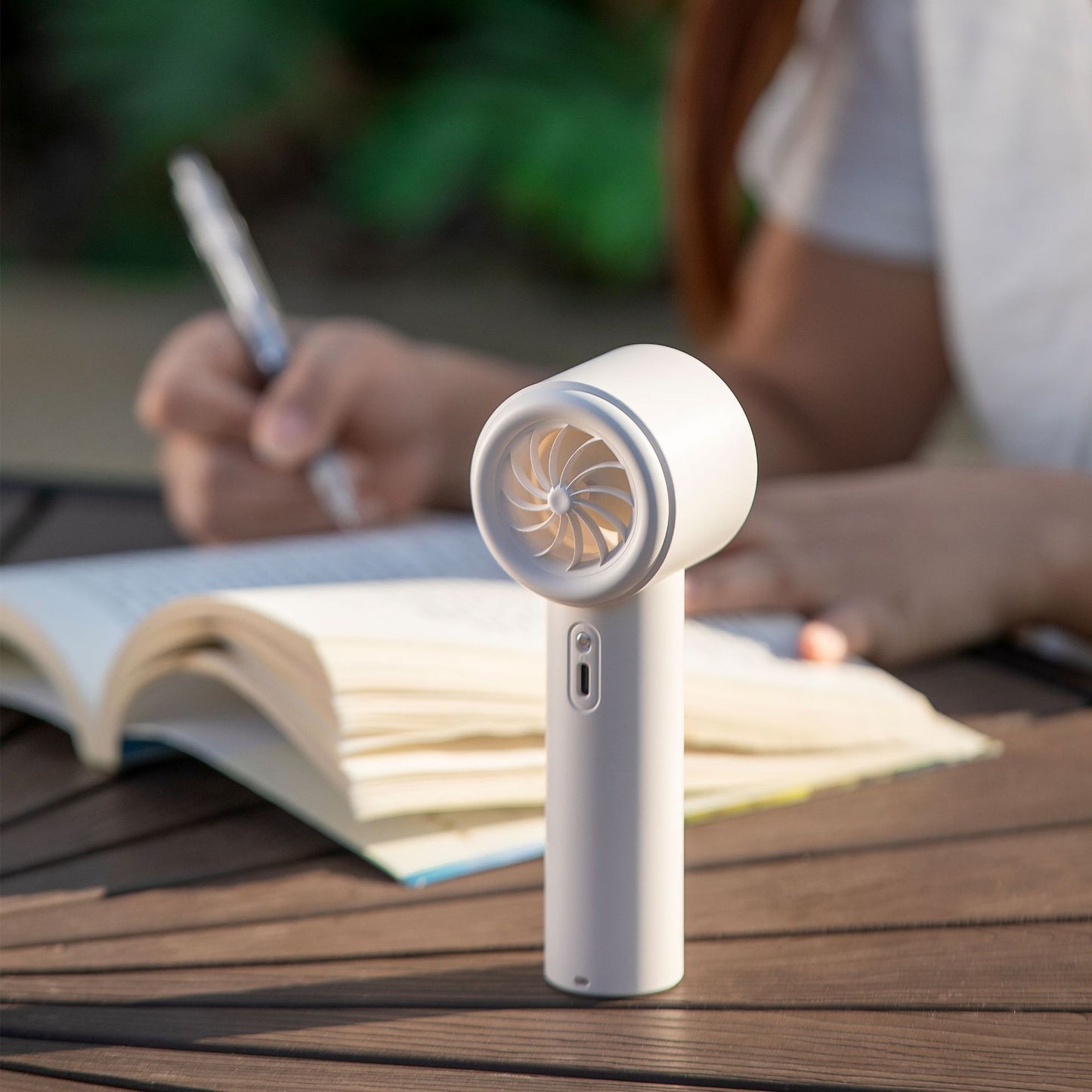 Kühlender Multi-Geschwindigkeitsleiser Tragbarer Wiederaufladbarer Hand- und Tischventilator mit LED-Batteriestandsanzeige Brehn