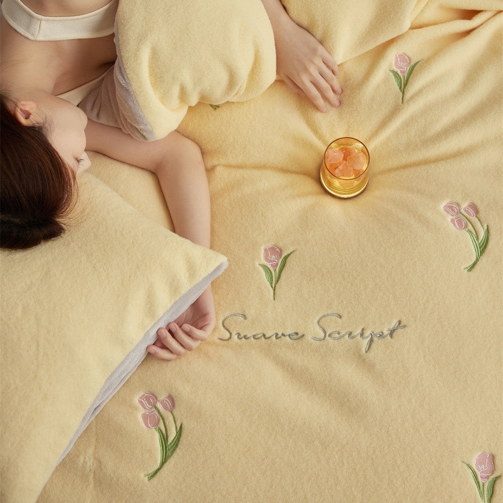 Bettwäschegarnitur aus weichem Microfleece mit gestickten Tulpen und Wendefunktion