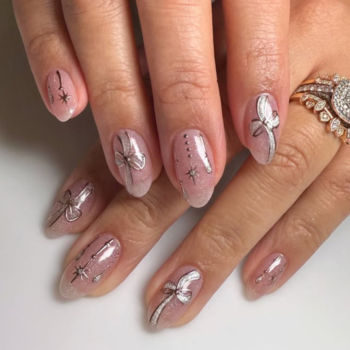 Künstliche Nagelkunst mit verspielten Punkten und Schleifen Brehn