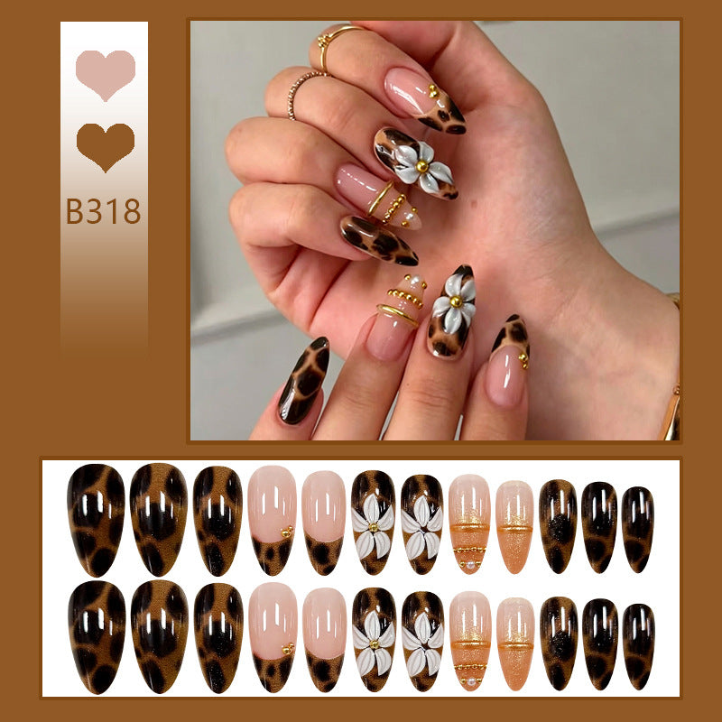 Kunstnagelset mit elegantem Tiermuster und floralen Applikationen Brehn