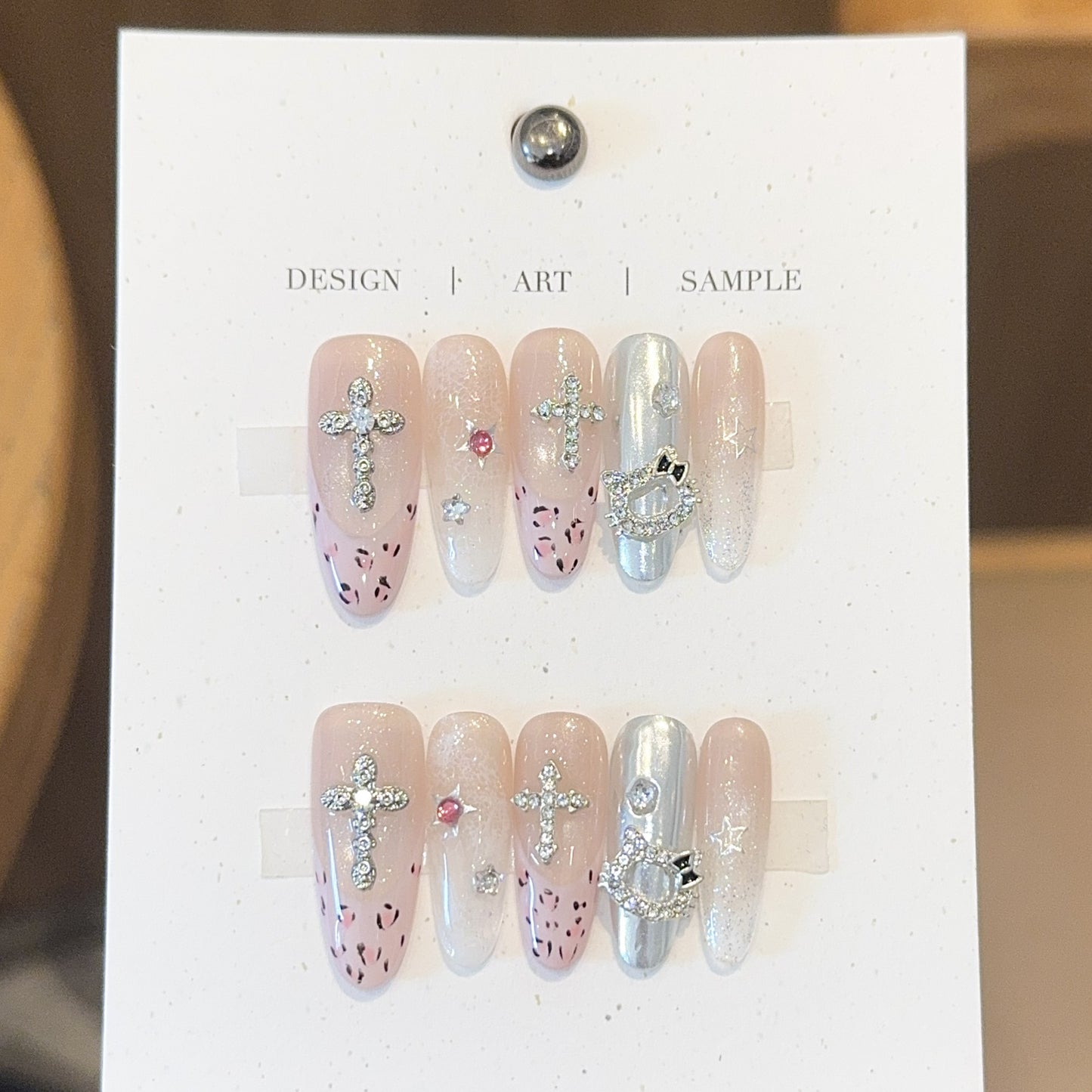 Kunstnägel mit Funkelnden Strass- und Kreuzmotiven Brehn