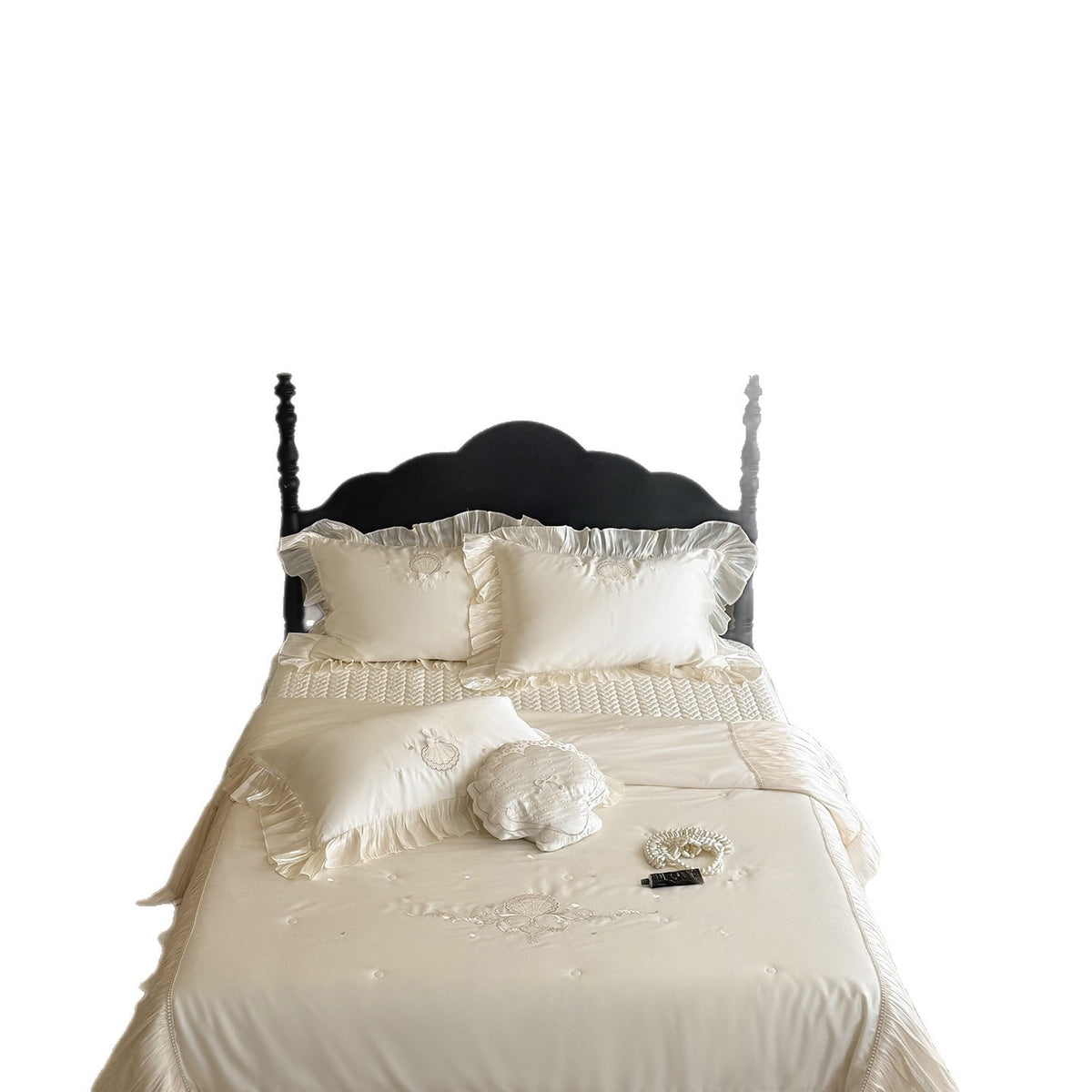 Elegantes besticktes Satin-Bettwäsche-Set mit Volantkissen und gesteppter Tagesdecke Brehn